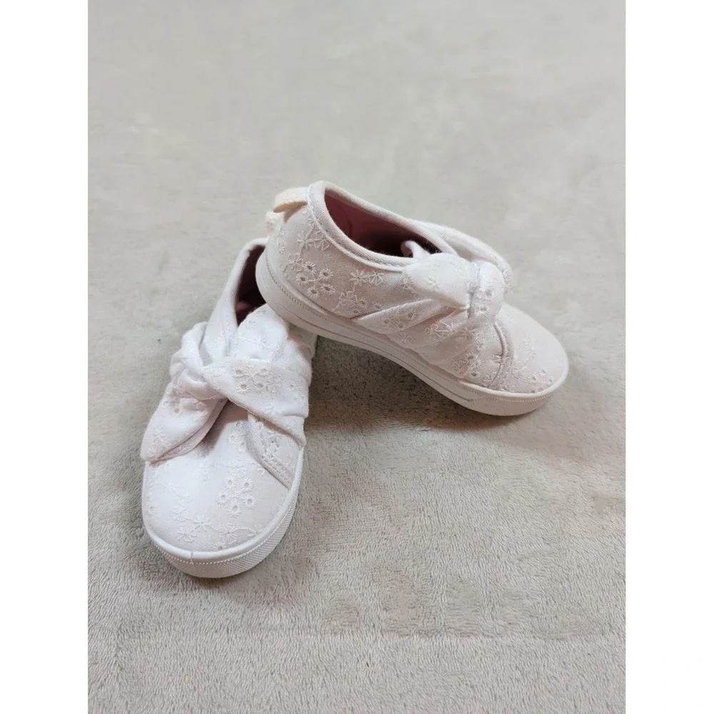 OshKosh Bgosh Baby Girls White Floral Embroidered Bow Slip On Shoes Size 7M